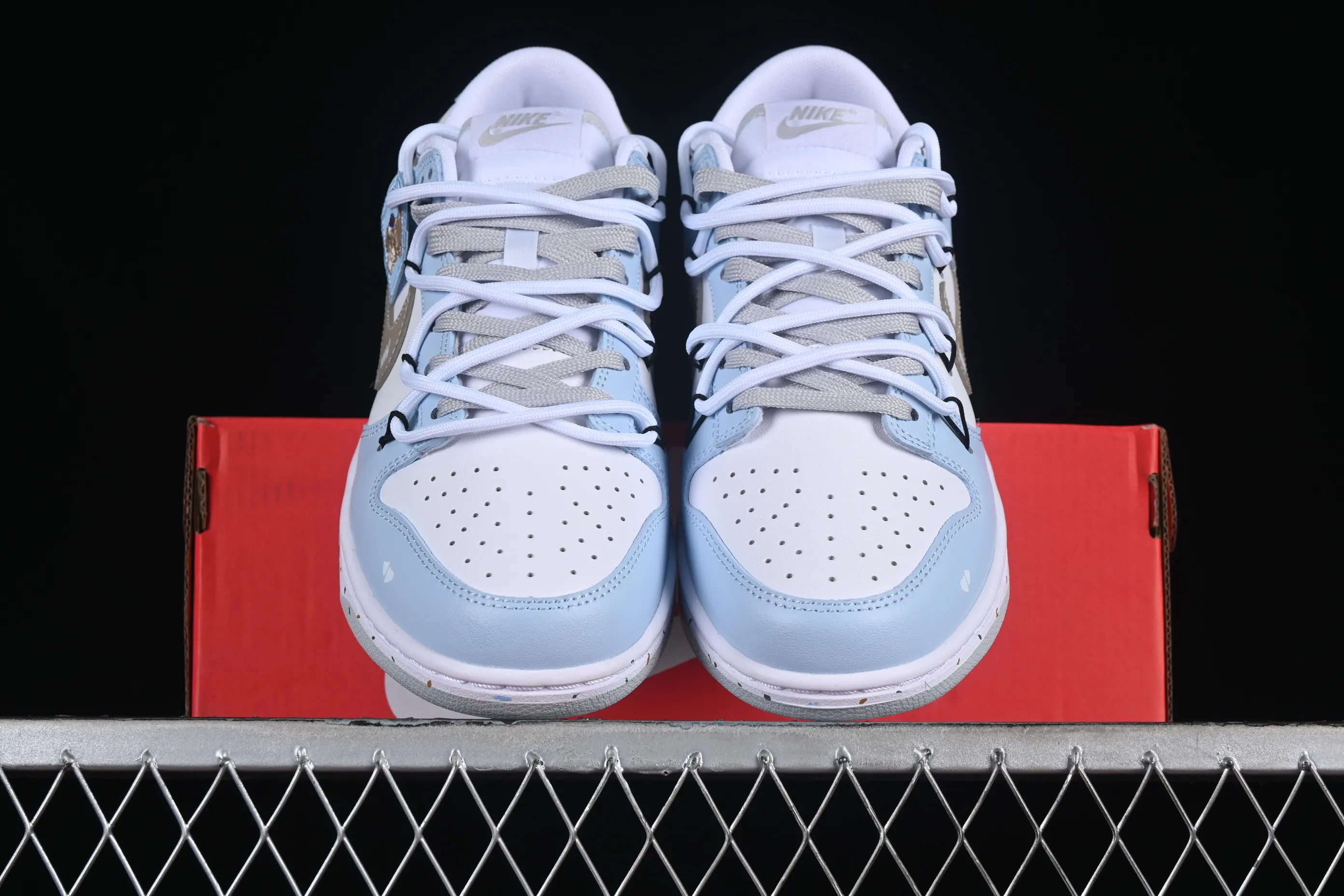 All categories Nk SB Dunk series Nk SB Dunk Low low-top sneakers Nk Dunk Pure "Platinum" Little Bear Story White Blue Brown Simple and versatile SB strap low-top casual sneakers DV0831-101